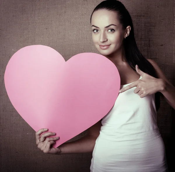 Kvinna med rosa hjärta — Stockfoto