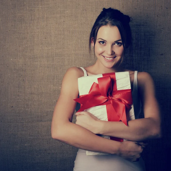 Alegre chica sosteniendo caja de regalo —  Fotos de Stock