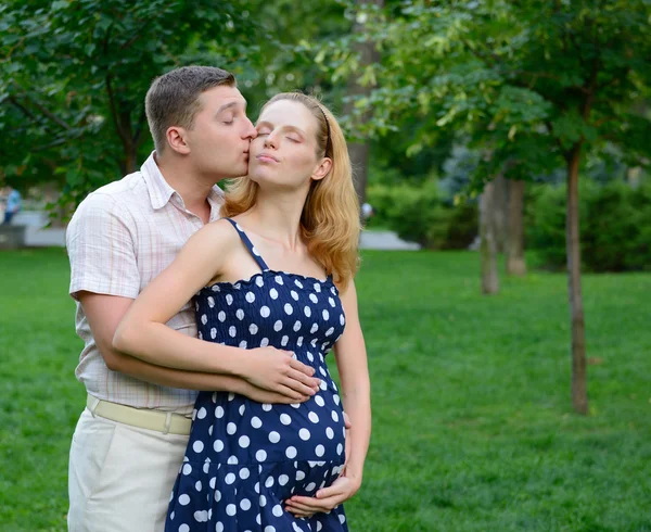 Jovem casal aguardando bebê — Fotografia de Stock