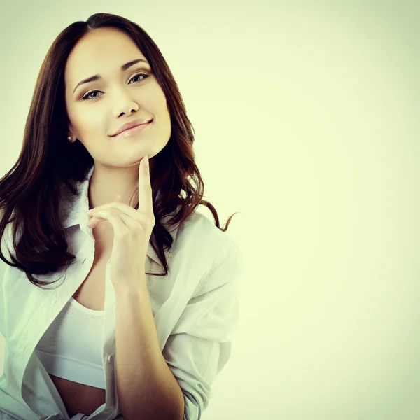 Mujer morena en camisa blanca — Foto de Stock