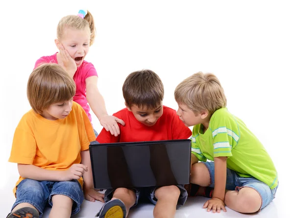 Školáci na laptop — Stock fotografie