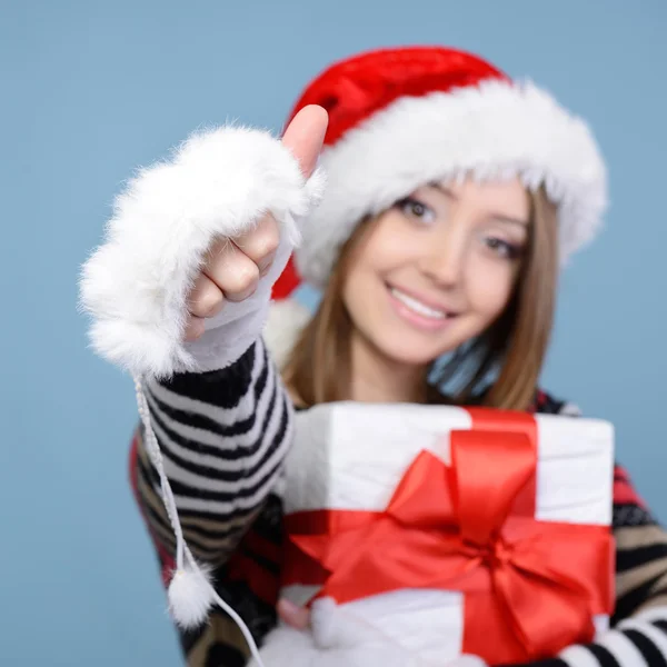 Glückliche junge Frau zu Weihnachten — Stockfoto