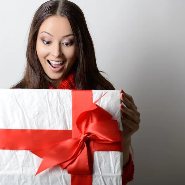 Excited woman open gift box — Stock Photo, Image