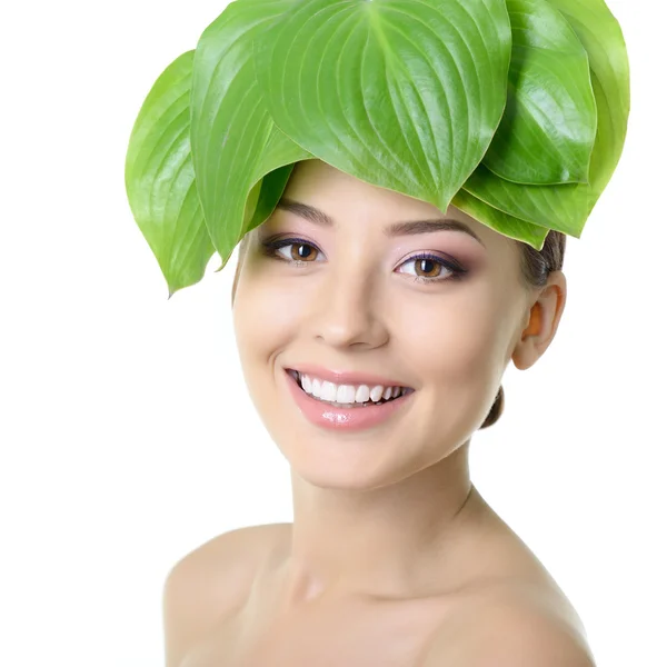 Fröhliche Frau mit grünen Blättern — Stockfoto