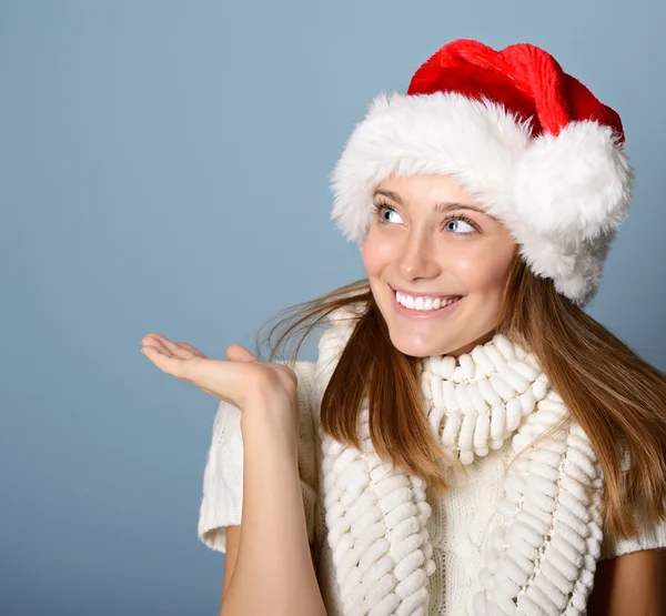 Menina no chapéu do Papai Noel apontando — Fotografia de Stock