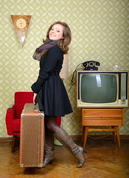 Innehar stor resväska i vintage rum — Stockfoto