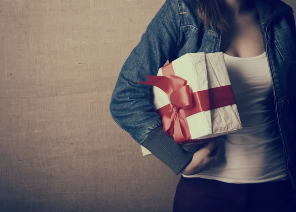 Flicka håller presentförpackning — Stockfoto