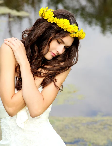 Young bride with wreath of dandelions — Stock Photo, Image