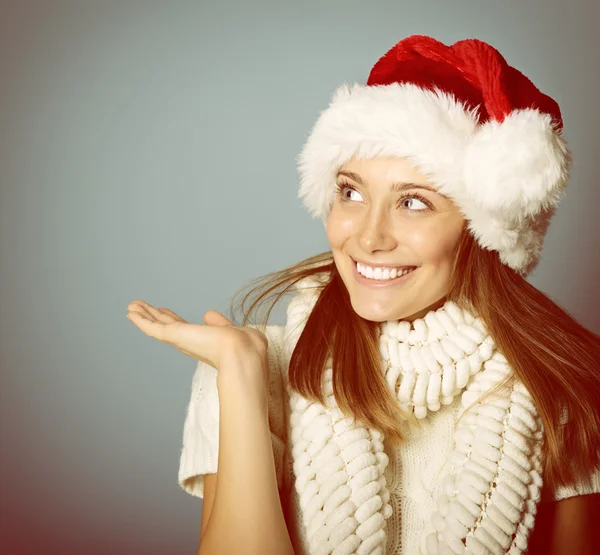 Menina no chapéu do Papai Noel apontando — Fotografia de Stock