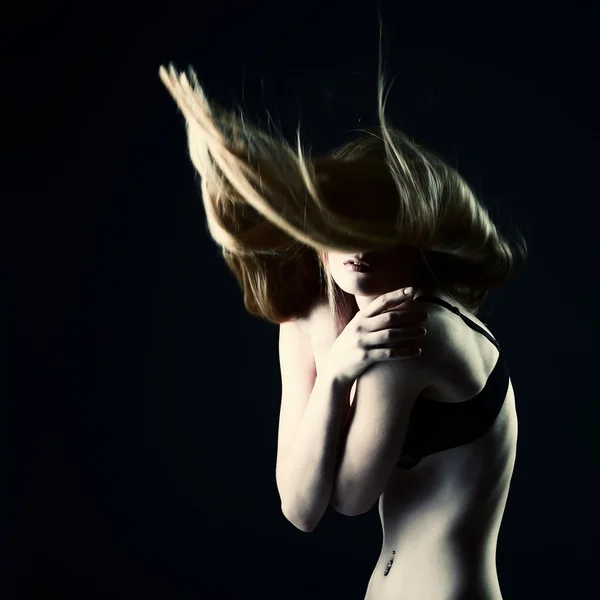 Γυναίκα με μακριά ξανθά μαλλιά μύγα-μακριά — Φωτογραφία Αρχείου