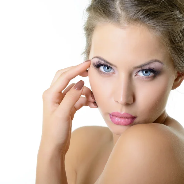 Kvinna med friskt ansikte med fin makeup — Stockfoto