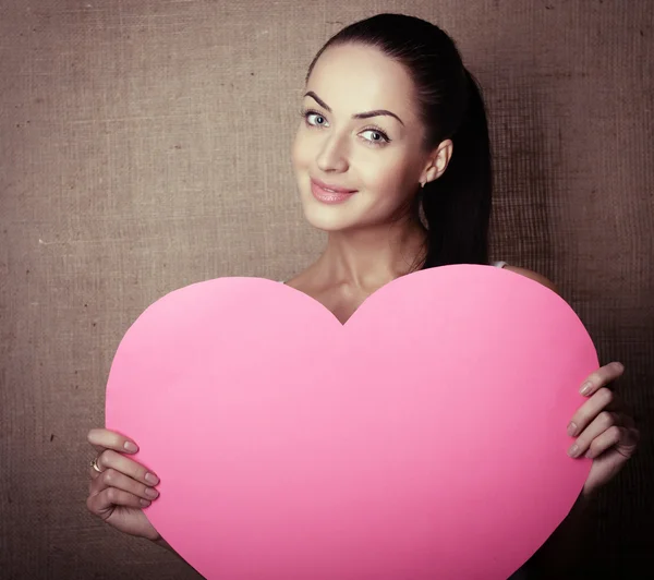 Mujer con corazón rosa — Foto de Stock