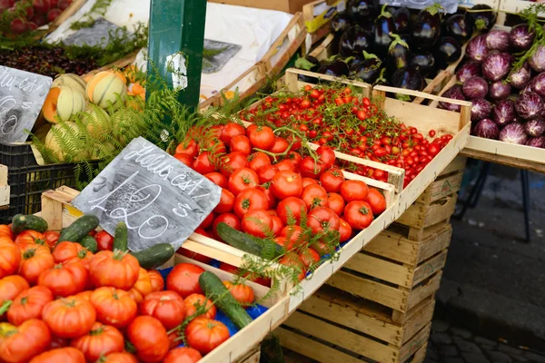 Frutas e produtos hortícolas no mercado — Fotografia de Stock