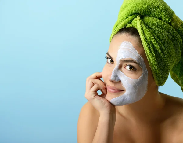 Young woman with facial mask — Stock Photo, Image