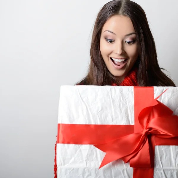 Γυναίκα ενθουσιασμένος Ανοίξτε κιβώτιο δώρων — Φωτογραφία Αρχείου