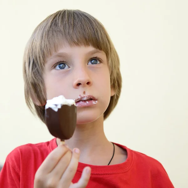 Junge isst Eis — Stockfoto