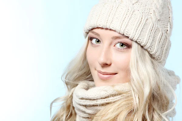 Chica en sombrero de invierno y bufanda —  Fotos de Stock