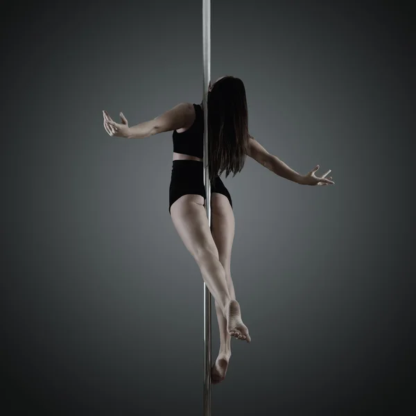 Pole dancer, mujer joven bailando sobre pilón — Foto de Stock