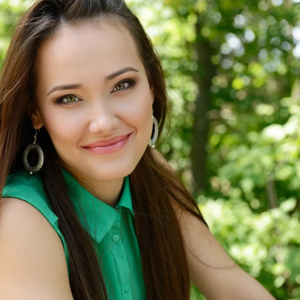 Girl with long brown hair in park — Stock Photo, Image