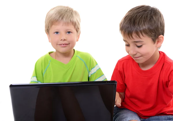 Skolpojkar tittar på den bärbara datorn — Stockfoto