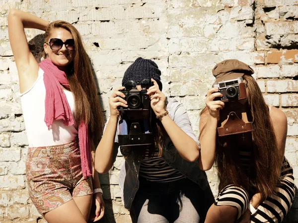 Chicas con cámaras de fotos — Foto de Stock