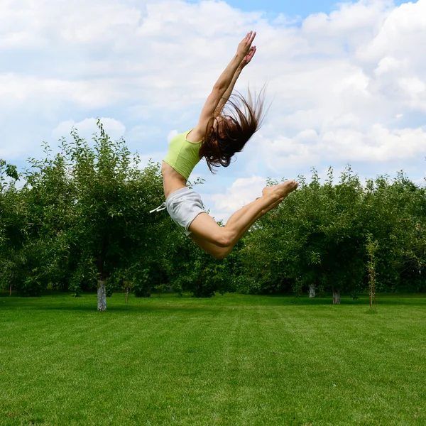 跳跃的年轻女孩 — 图库照片