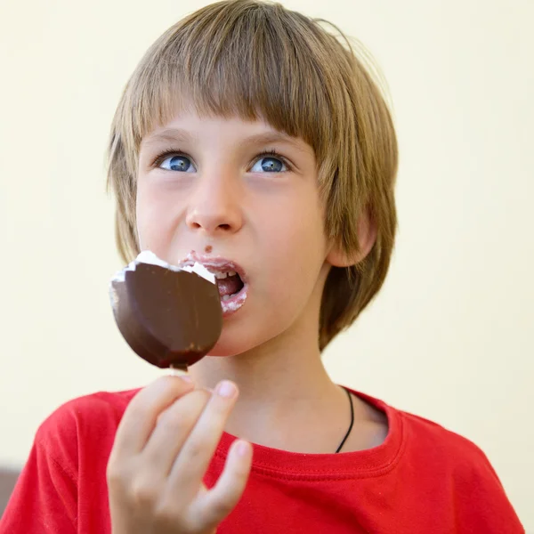 Junge isst Eis — Stockfoto