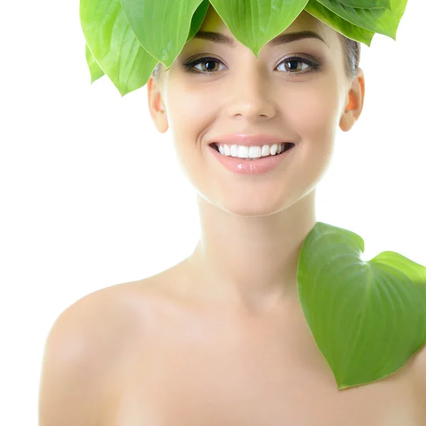 Fröhliche Frau mit grünen Blättern — Stockfoto