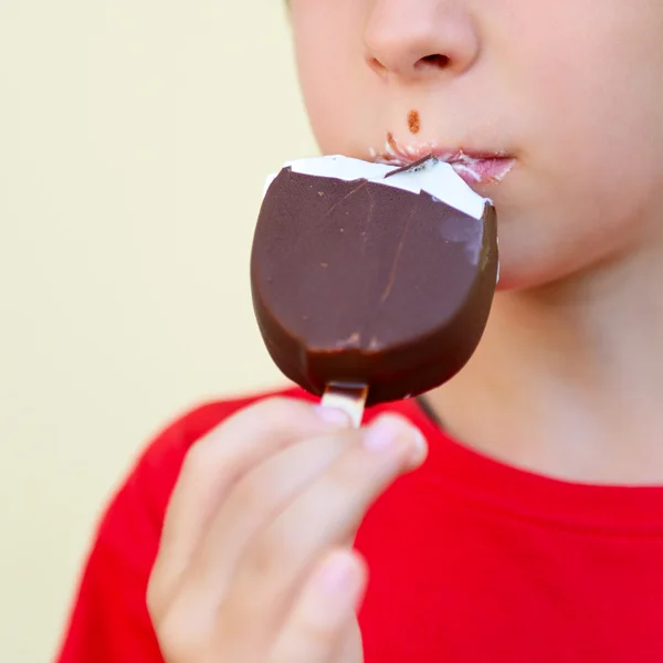 Pojke äter glass — Stockfoto