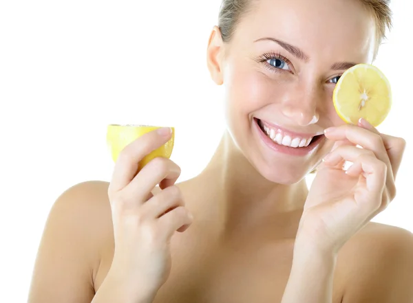 Очаровательная улыбающаяся девушка с лимоном — стоковое фото
