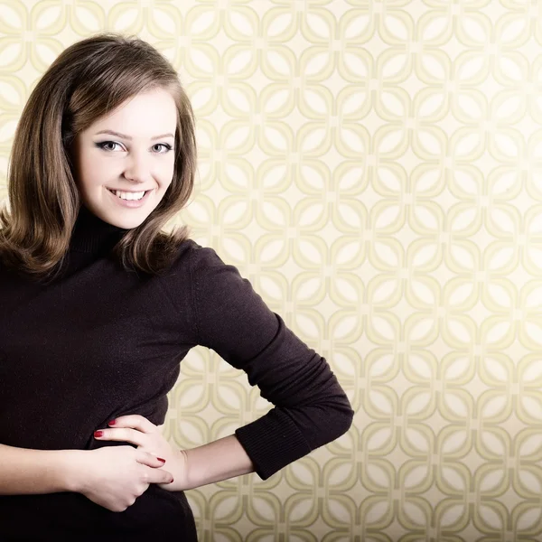 Mulher sorridente no quarto com papel de parede vintage — Fotografia de Stock