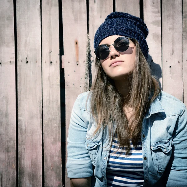 Bella ragazza cool in cappello — Foto Stock