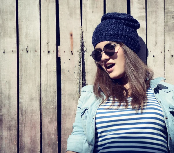 Bella ragazza cool in cappello — Foto Stock