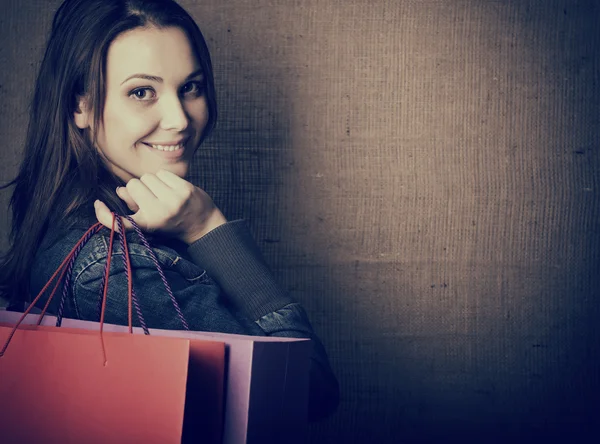 Renkli alışveriş torbaları tutan kız — Stok fotoğraf