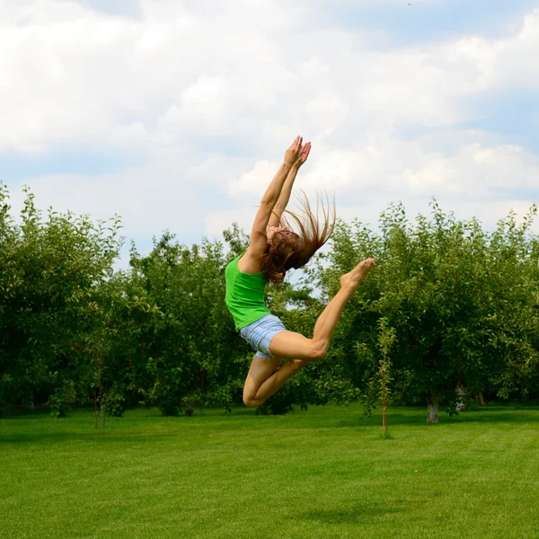 Підлітка дівчина, стрибки — стокове фото