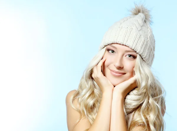 Chica en sombrero de invierno y bufanda — Foto de Stock