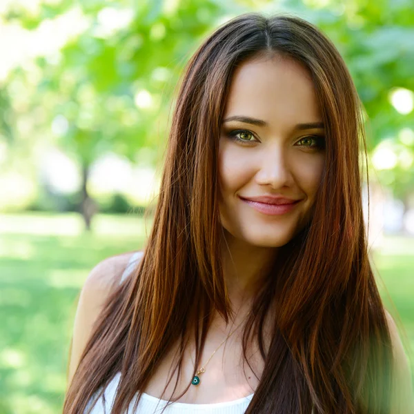 Belle femme aux longs cheveux bruns — Photo