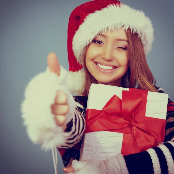Glückliche junge Frau zu Weihnachten — Stockfoto