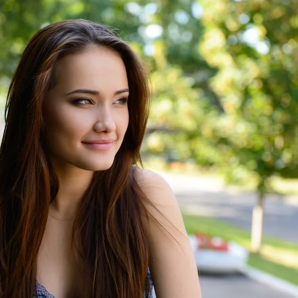 Femme aux longs cheveux bruns en plein air — Photo