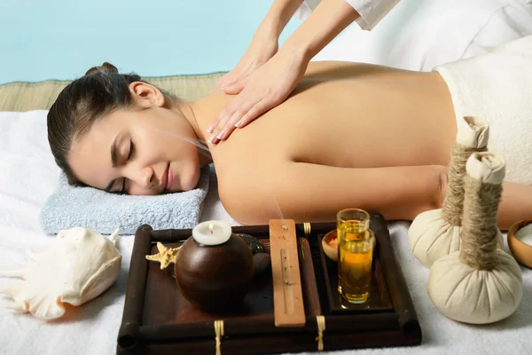 Kvinna i spa-miljö får massage — Stockfoto
