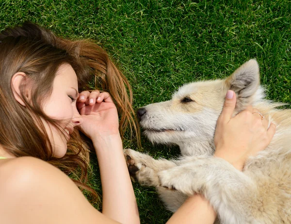 Mädchen spielt mit ihrem Hund — Stockfoto