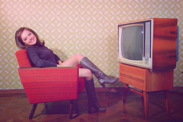 Mujer sonriente sentada en habitación vintage — Foto de Stock