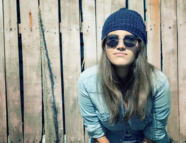 Hermosa chica cool en sombrero — Foto de Stock