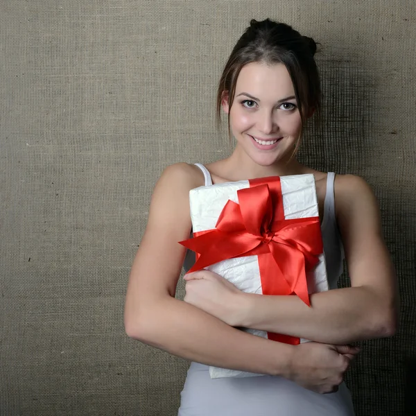 Alegre menina segurando caixa de presente — Fotografia de Stock