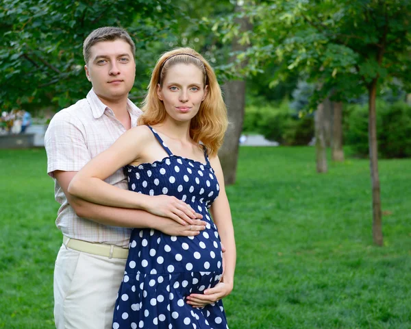 Jovem casal aguardando bebê — Fotografia de Stock