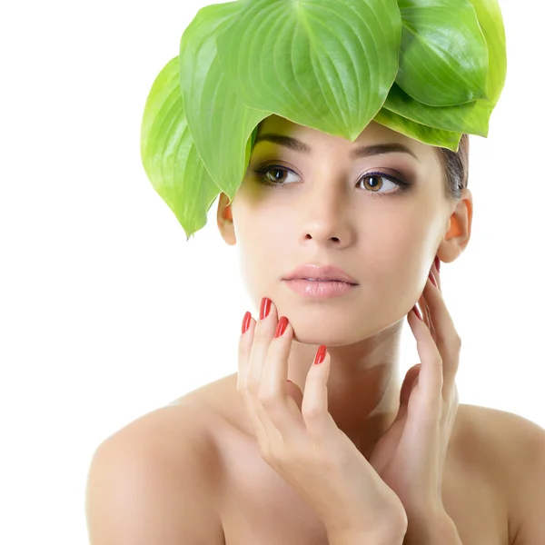 Gladlynt kvinna med gröna blad — Stockfoto
