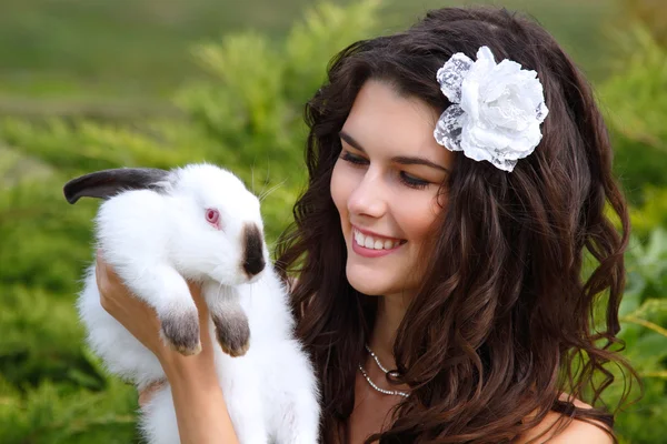 Mujer sosteniendo lindo conejo — Foto de Stock