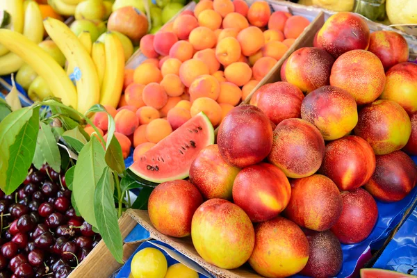 Frutas e produtos hortícolas no mercado — Fotografia de Stock