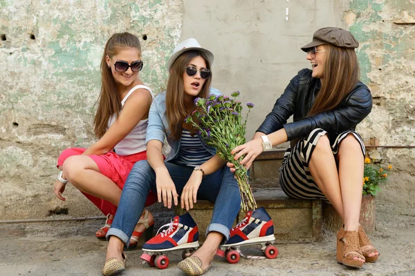 Chicas divirtiéndose juntas al aire libre — Foto de Stock