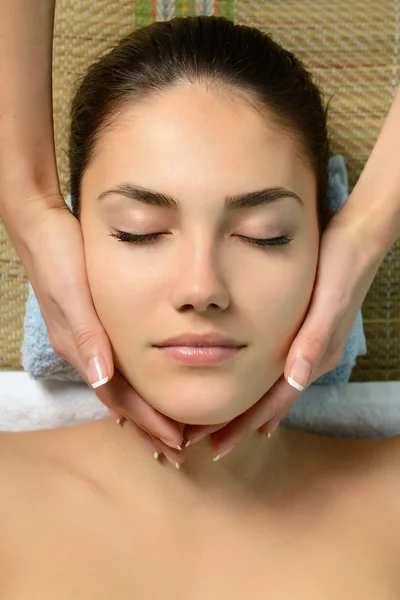 Femme obtient un massage facial — Photo